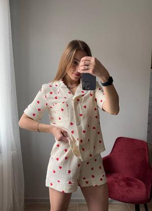 Пижамка: рубашка + шортики🩷

ткань: муслин

принт: молочный в красные сердца

размеры: s, m, l 

цена: 940грн