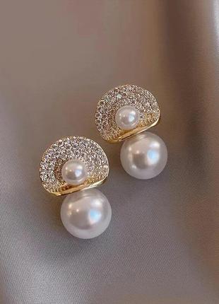 Стильні золотисті жіночі сережки кульчики серьги пусети підвіси перли перлини