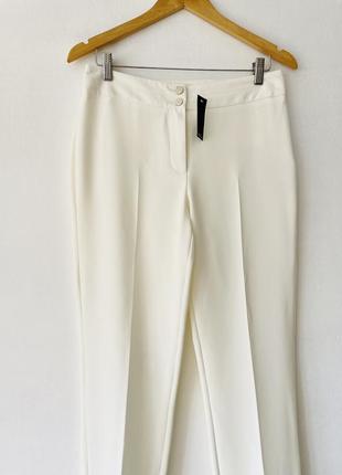 Класичні новенькі білі брюки