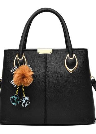Женская сумка черная классическая с пушистым брелком