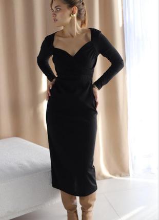 Жіноча базова, елегантна чорна сукня на запах в довжині міді