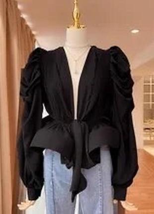 Чорна блуза блузка з красивими обʼємними рукавами