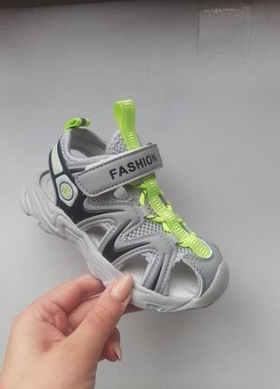 Босоніжки дитячі для хлопчика закриті сандалі сірі з салатовим на липучці1 фото