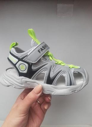 Босоніжки дитячі для хлопчика закриті сандалі сірі з салатовим на липучці2 фото