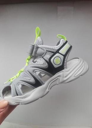 Босоніжки дитячі для хлопчика закриті сандалі сірі з салатовим на липучці4 фото