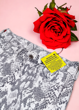 Стильні штани з кишенями h&amp;m зміїний принт етикетка