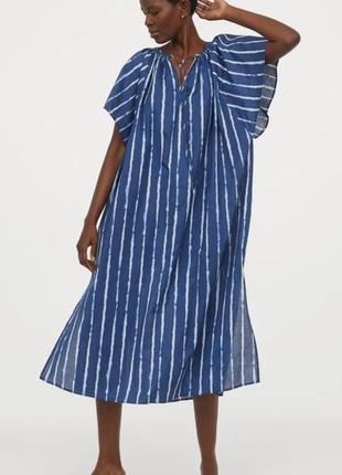 H&m хлопковое повседневное платье миди в полоску с батиковым принтом широкого кроя синего цвета, размер s
