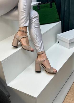 Бежеві шкіряні босоніжки на зручному каблуку на середню та широку ногу