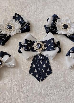 Аксесуари, прикраси для волосся. набір для школи: шкільні бантики на резинках, брошка-жабо краватка. банти під форму вишиванку на свято білі сині