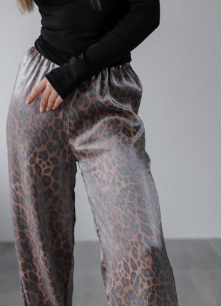 Жіночі леопардові легкі трендові літні штани на резинці вільного крою у леопардовому принті