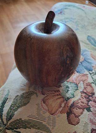 Статуетка яблучко з дерева