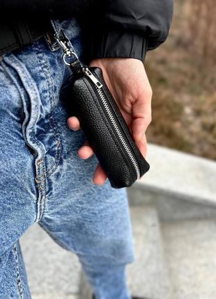 Стильна шкіряна ключниця ручної роботи  🔑 носити можна на штанях завдяки карабіну або в кишені, сумці…