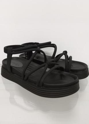 Жіночі чорні сандалі з тонкими лямками на платформі