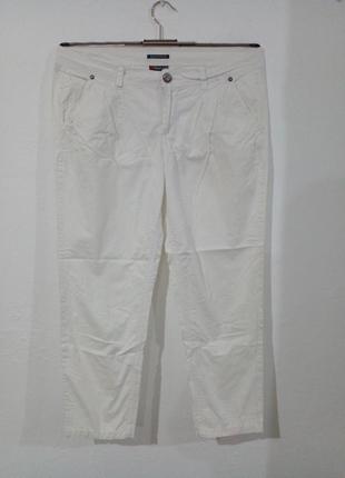 Белые укороченные брюки на лето
