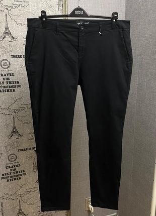 Черные брюки от бренда lager157
