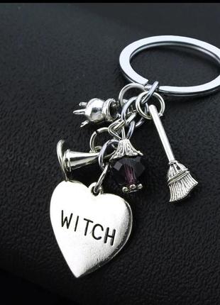 Брелок на ключи серебристый металл баба яга ведьма witch колдунья  метла шляпа казанок