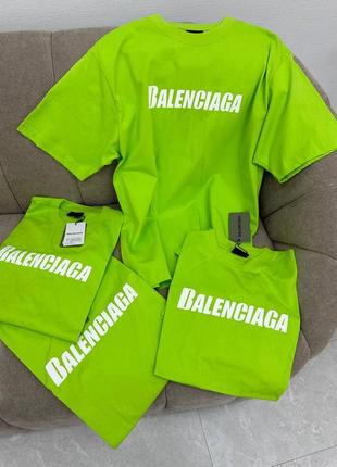 Яскрава футболка в стилі balenciaga