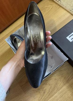 Туфли черные на каблуке атласные бренд италия