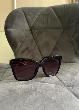 Черные солнцезащитные очки luxottica casta