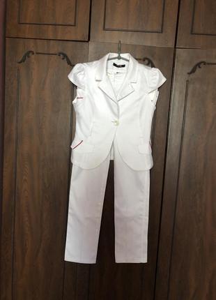Новый белый брючный костюм р-р 42-44.
