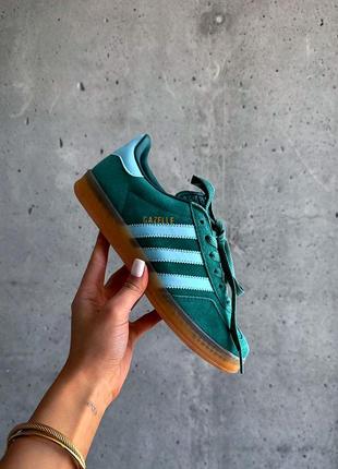 Стильные женские кроссовки adidas gazelle indoor collegiate green blue изумрудные