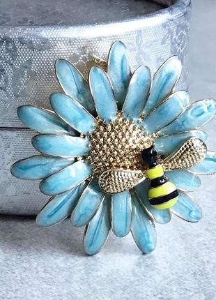 Нова брошка "бджілка на квітці", емаль
