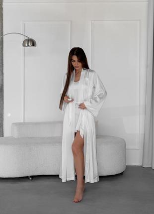 Білий жіночий домашній комплект одягу (халат та сорочка)