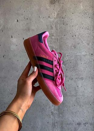 Неймовірні жіночі кросівки adidas gazelle indoor bliss pink purple малинові