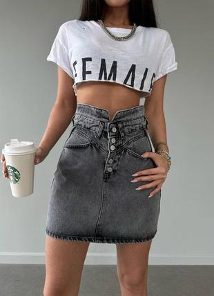 Женская джинсовая юбка мини серого цвета