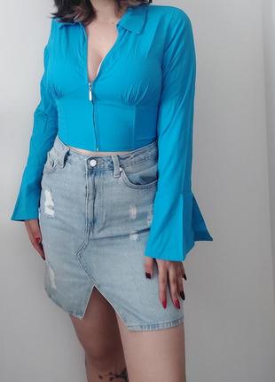Блуза рубашка с длинным рукавом корсетная голубая трендовая с открытым декольте