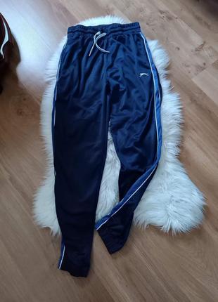 Практичные спортивные мужские брюки slazenger, размер m / l.
