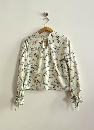 Блуза с цветами молочная