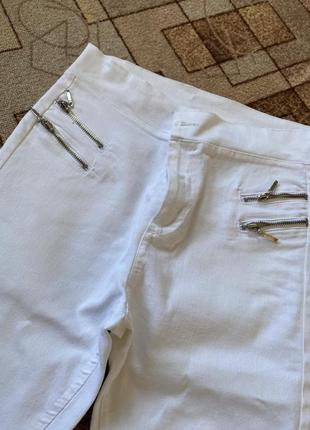 Белые женские джинсы