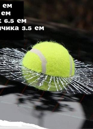Наклейка на авто м'ячик тенісний у вікні, наклейка прикол