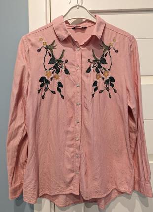 Розовая рубашка с вышивкой