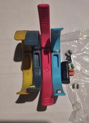 Четыре разноцветных браслета и фитнес трекер fitbit flex