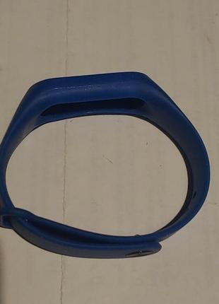 Синий ремешок на фитнес браслет трекер