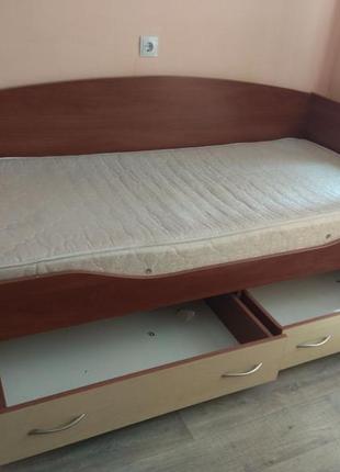 Ліжко одномісне 175*110 з ортопедичним матрацом та тумби під речі та білизну.