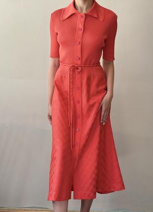 Красное винтажное итальянское платье-миди с трикотажным поясом на пуговицах