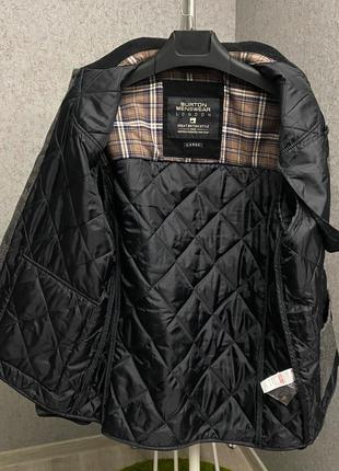 Серая стеганая куртка от бренда burton
