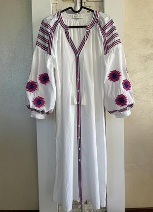 Белое хлопковое платье с розовой вышивкой by malina