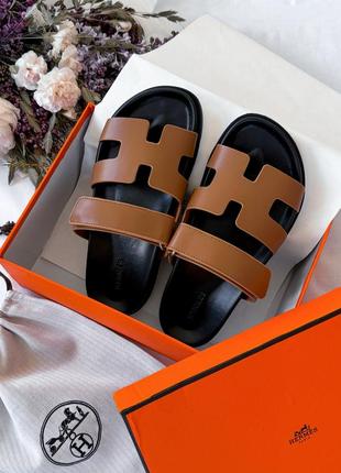 Розкішні жіночі шльопанці сланці у стилі hermes chyrpe sandals brown premium коричневі