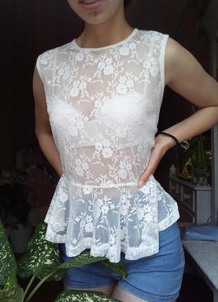 Біла блузка мереживна, ажурна блузка з баскою, літня блуза у квіточку, блузка сітка, сітчаста блуза