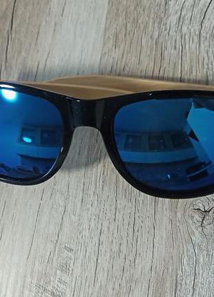 Сонцезахисні окуляри з дерев'яними дужками