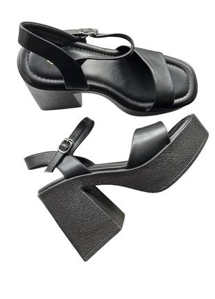 Черные изысканные босоножки на каблуке