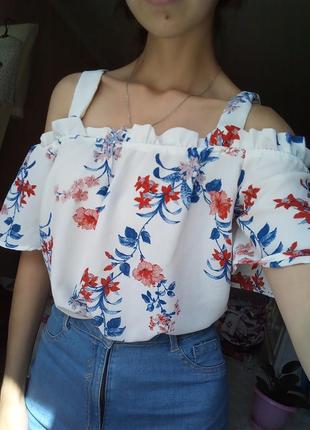 Белая блузка в цветочный принт, блузка с открытыми плечами, шикарная блуза в цветочек