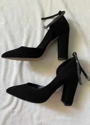Новые туфли чёрные на каблуке замшевые