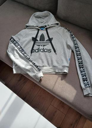 Укороченное серое худи adidas с логотипом