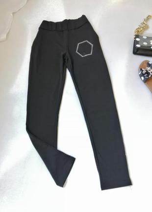 Брюки брюки туречкова украшены логотипом из страз