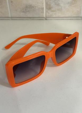 Необычные стильные оранжевые очки